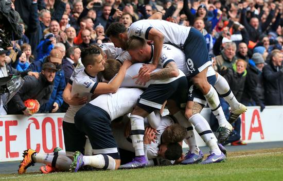 “罗马队友基情互动”，德罗西赛后新闻发布会被哲科亲吻